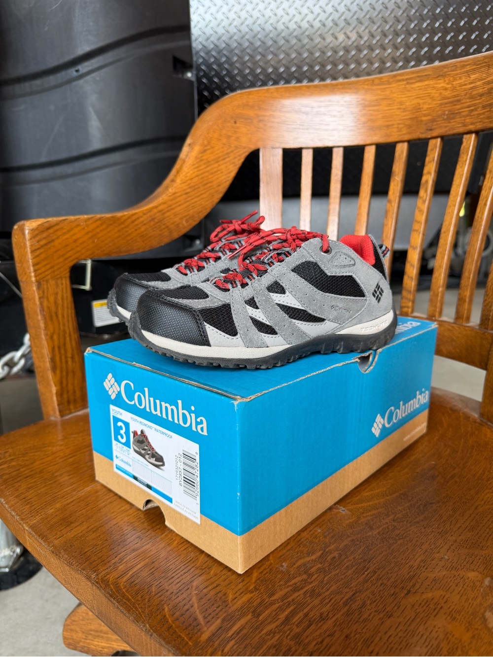 NEW: Columbia - size 2.5 / 3 Youth